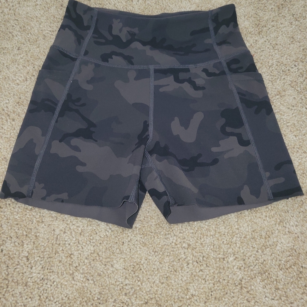 Zyia forest camo luxe hustle shorts XXS